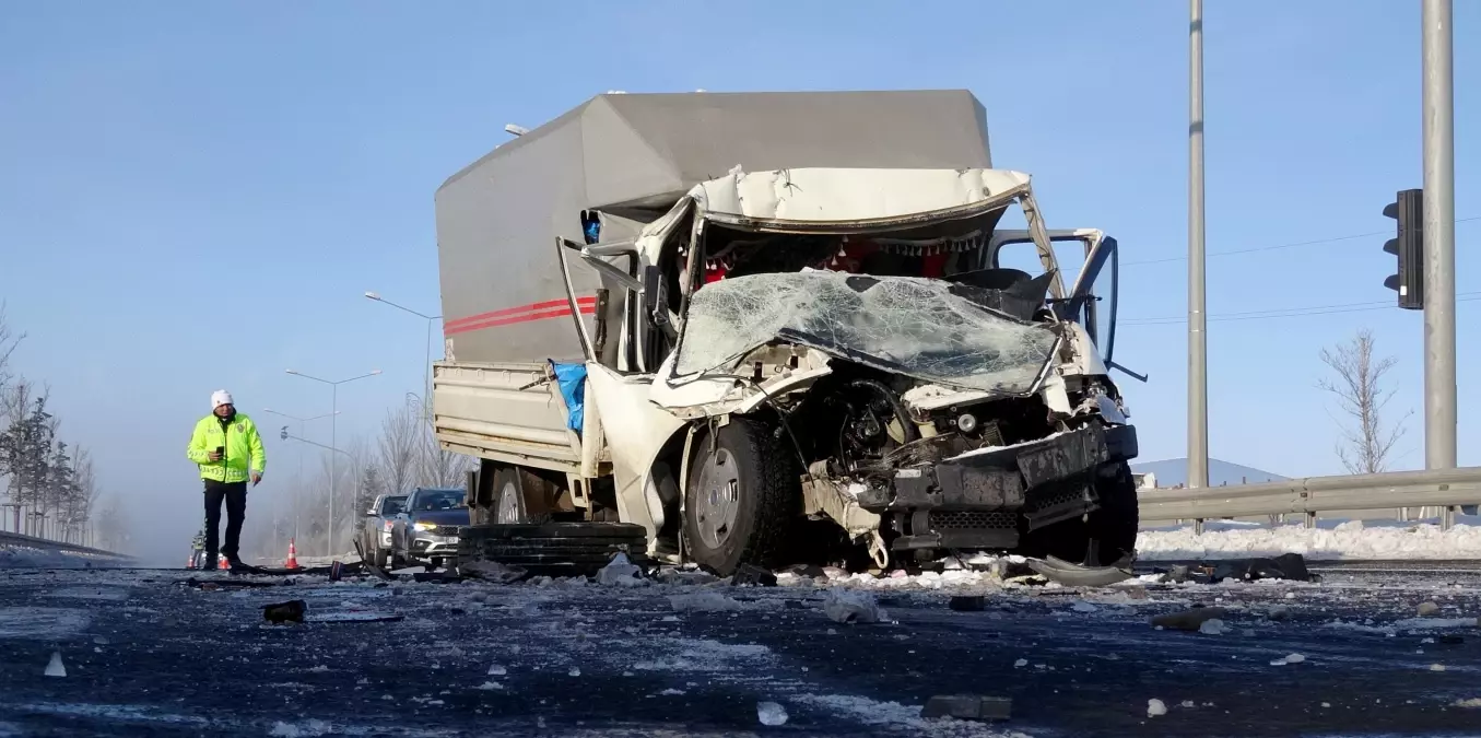 Erzurum’da Sis Sebebiyle Kaza: İki Sürücü Yaralandı