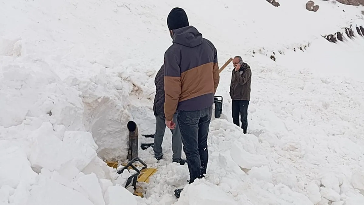 Şırnak’ta yol çalışmasında çığ düştü: Operatör kepçeyle birlikte kara gömüldü!
