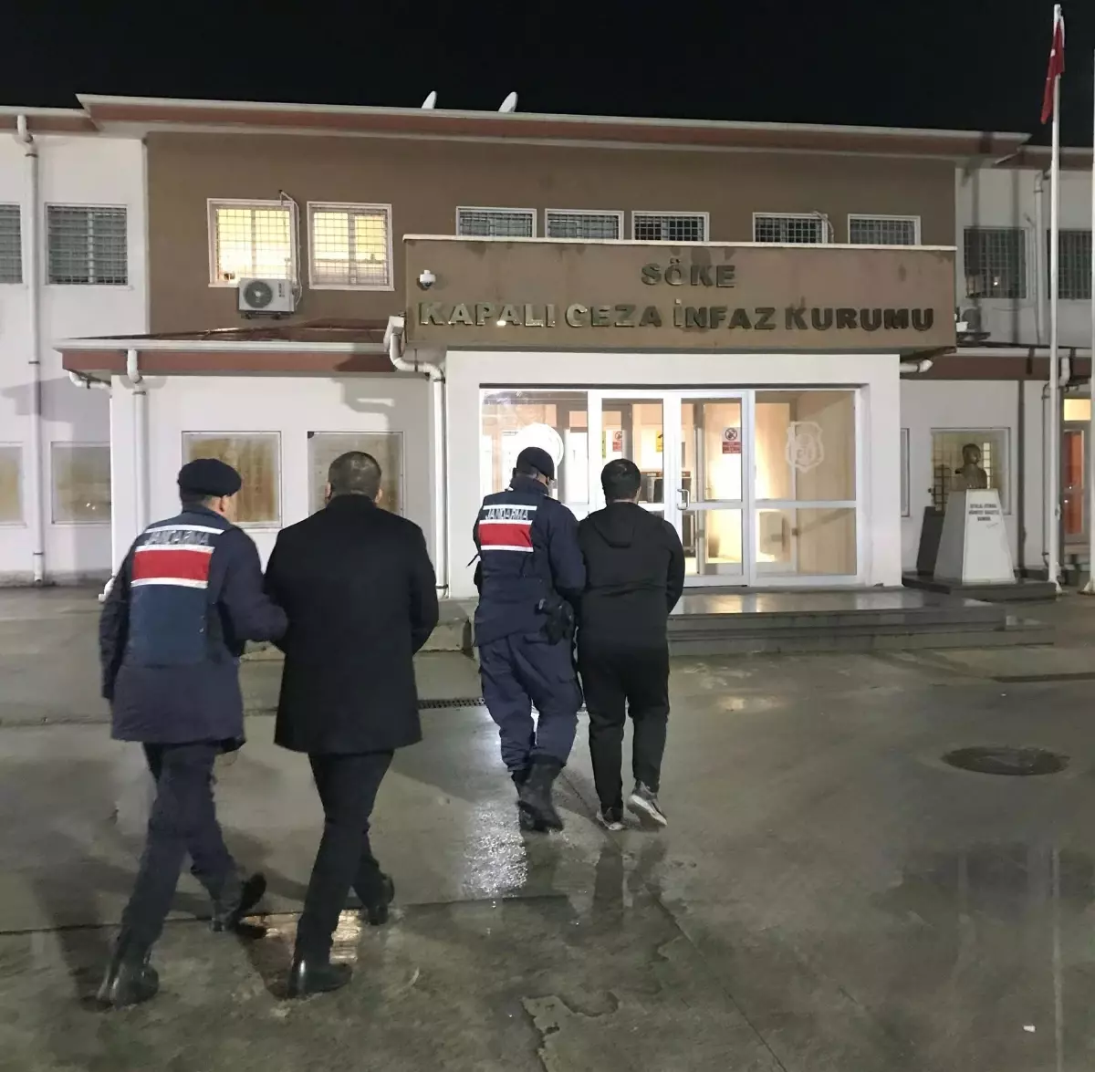 Kuşadası’nda Kaçak Göçmen Götüren İki Organizator Tutuklandı