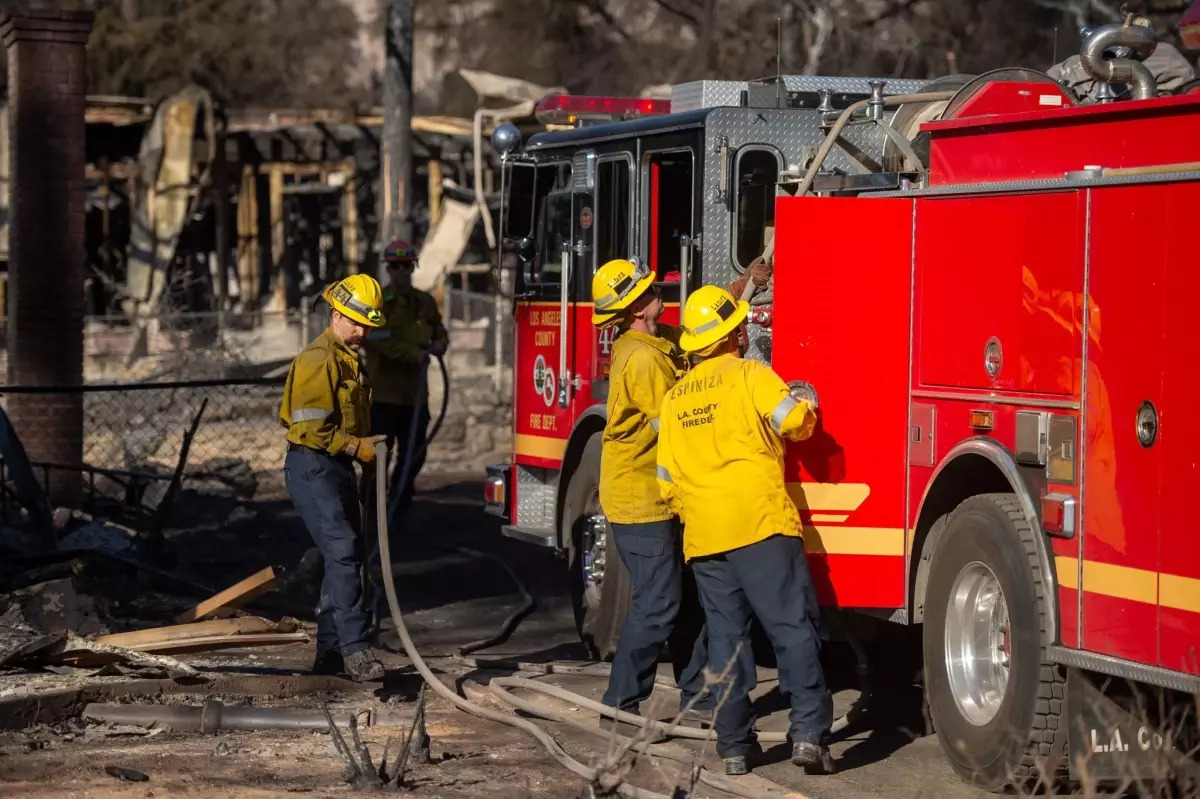 Los Angeles’taki Orman Yangınları, Santa Ana Rüzgarları Nedeniyle Zorlaşıyor