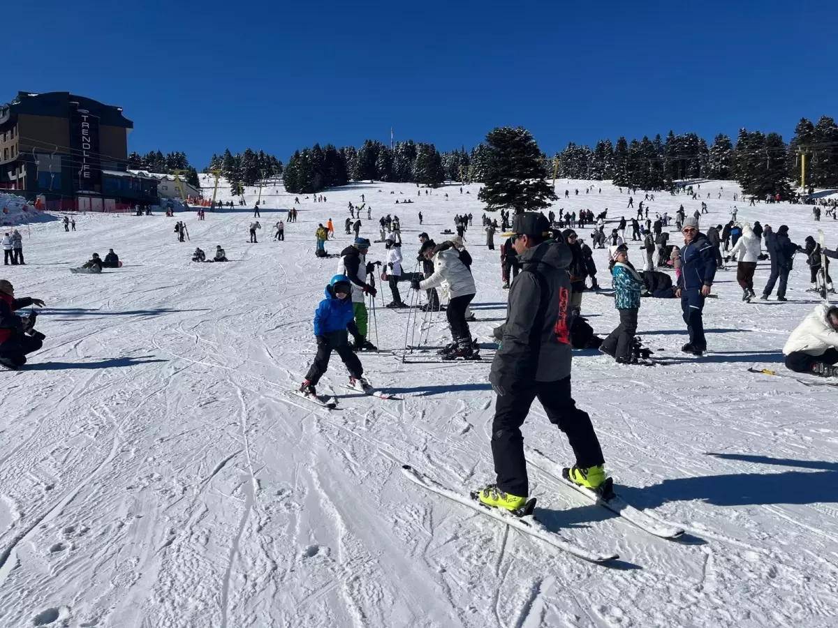 Uludağ’da Sömestir Yoğunluğu: Turistler Pistleri Doldurdu
