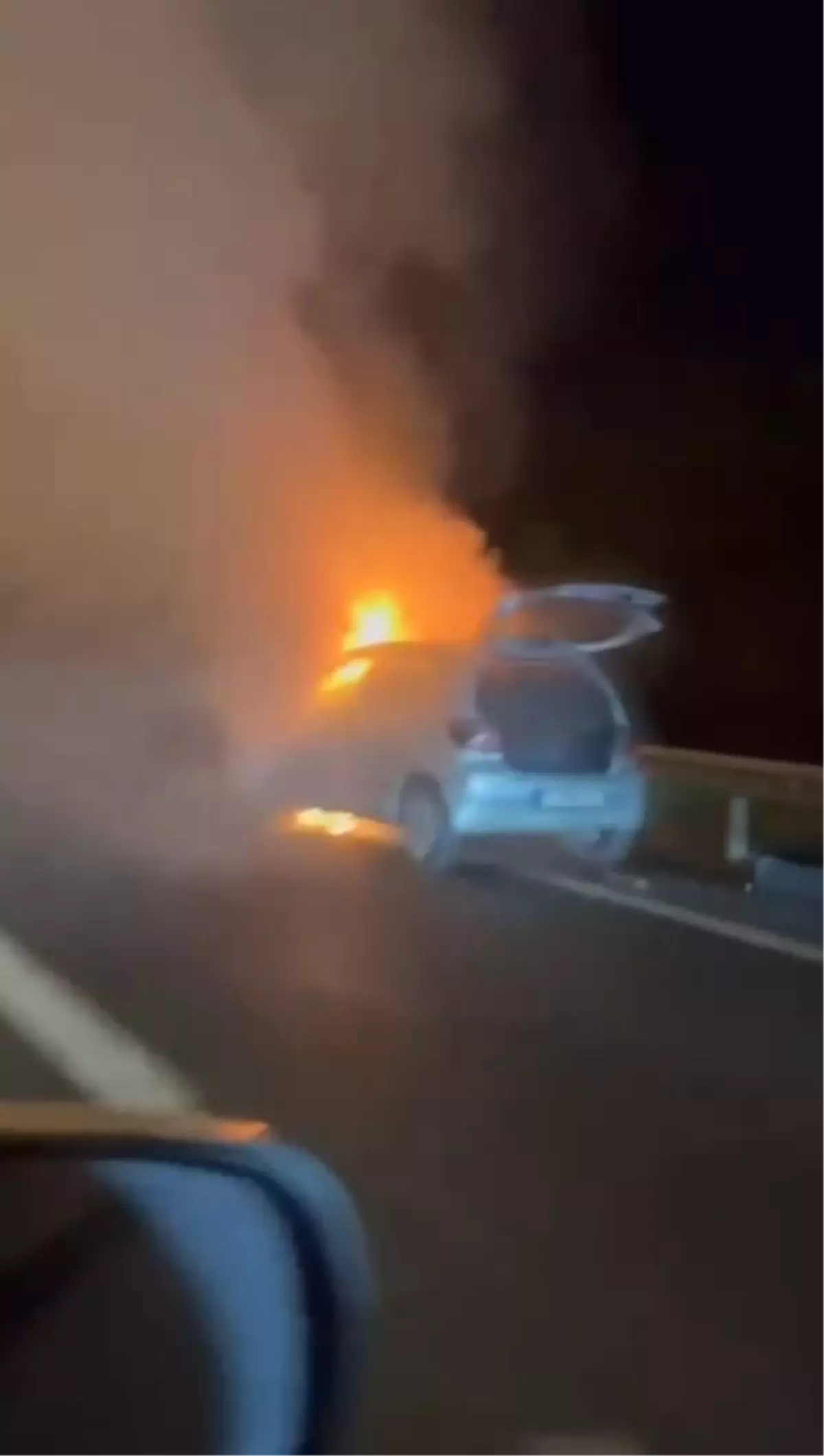 Ümraniye TEM Otoyolu’nda Otomobil Yangını