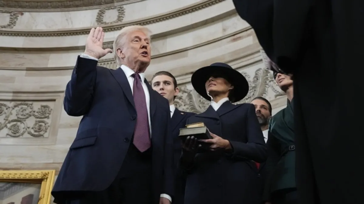 Yemin töreninde dikkat çeken anlar: ABD Başkanı Trump İncil’e el basmadı