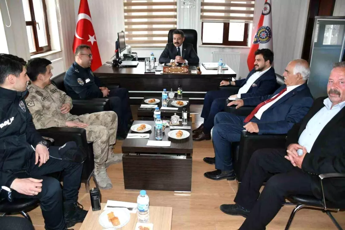 Adilcevaz Kaymakamı Özçelik’ten Güvenlik Güçlerine Bayram Ziyareti