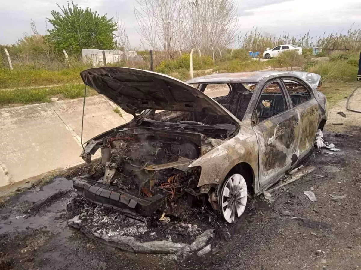 Adana’da İki Otomobil Yandı