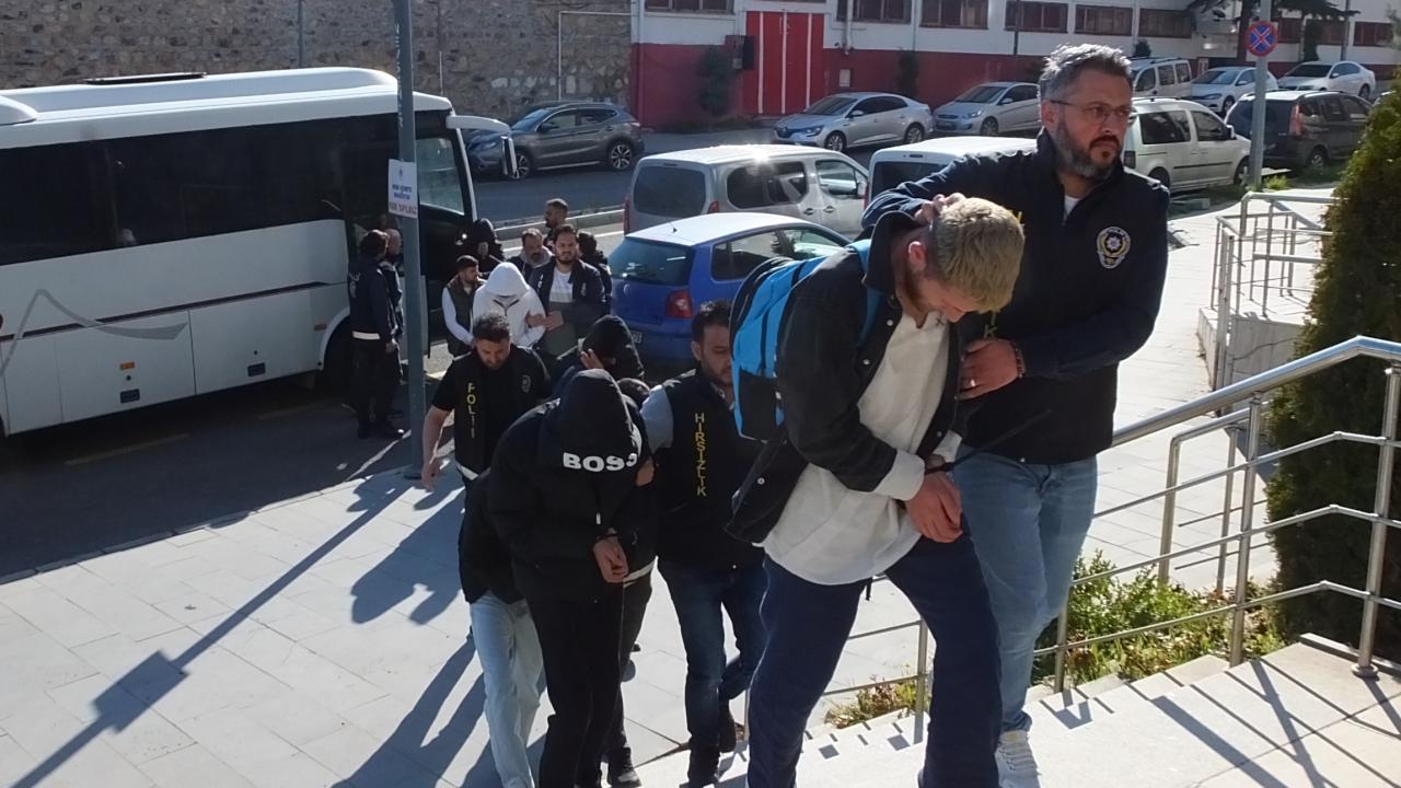 Kendilerini savcı ve avukat olarak tanıtan dolandırıcılara operasyon
