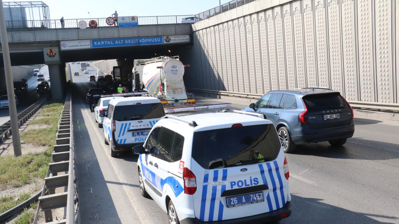 Polisten kaçarken üst geçitten atladı, otomobilin üzerine düştü